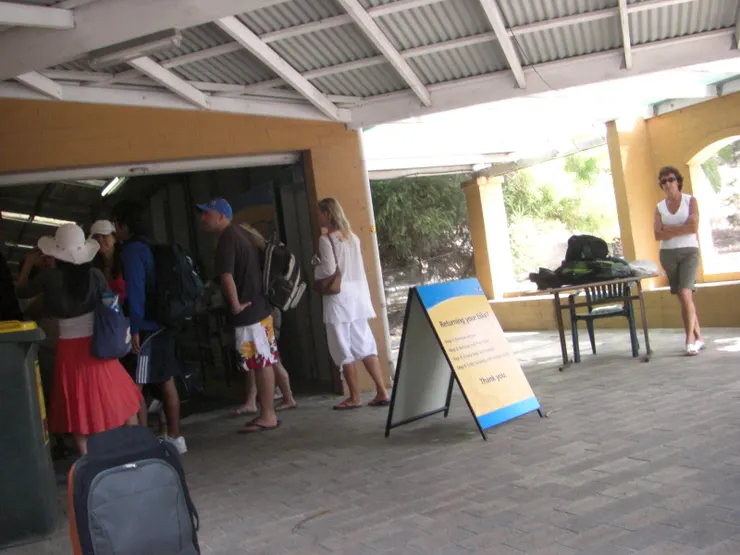 很多遊客忙著詢問租借事宜。