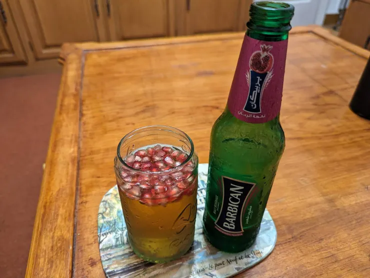 某日心血來潮，在紅石榴風味氣泡飲中加進新鮮的紅石榴