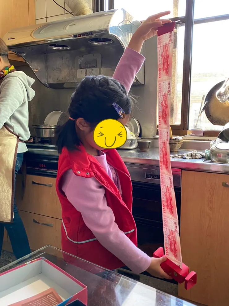 還好慢慢阿姨口袋不深，也就這點高度，剛好是萌猴手長度的極限