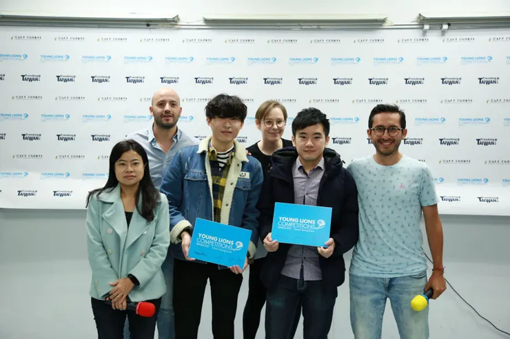 獲得 Future Young Lions 的鍾宜廷、龔俊康，由本次活動共同主辦單位淡江大學資傳系主任陳意文老師頒獎後與評審合照。