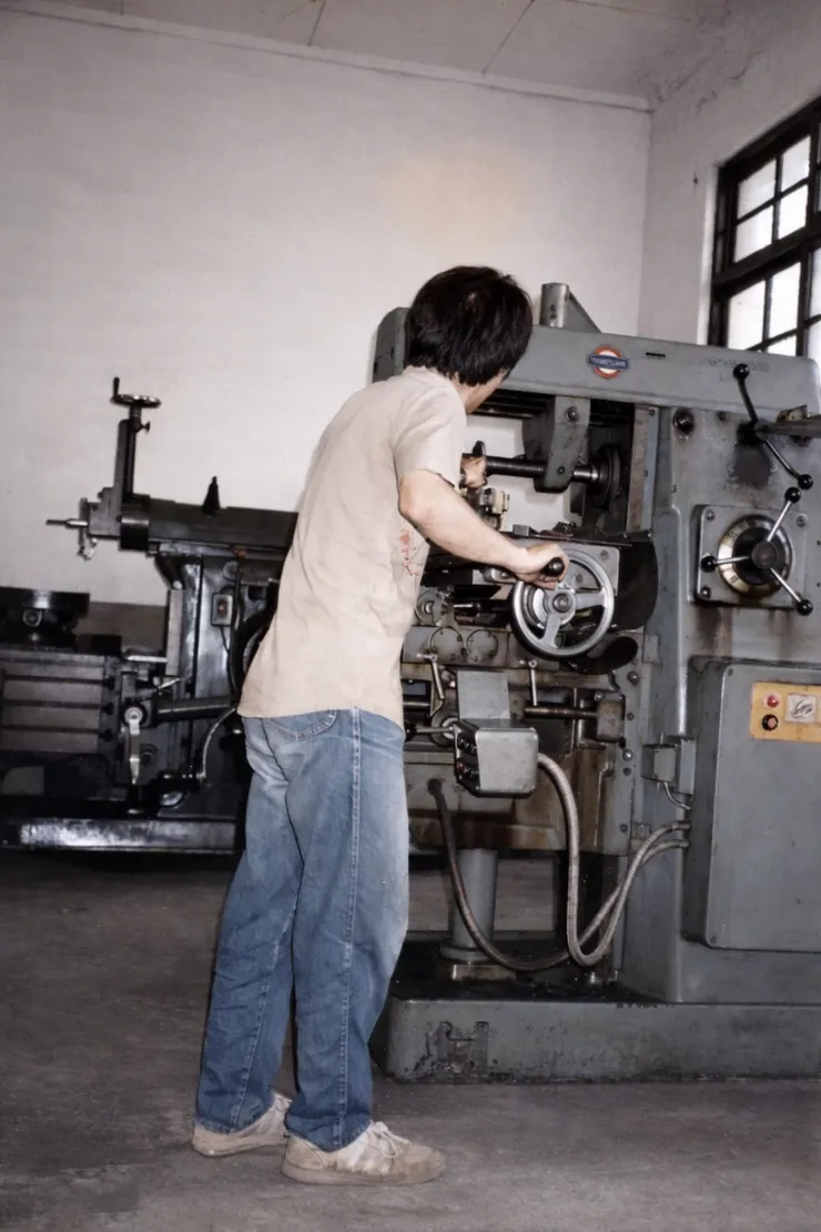 自學計畫後期，我最常"混機械工廠"，使用各種工具機，製作望遠鏡機台。圖中我正在使用臥式銑床，常常一天下來就成了不折不扣的黑手了。  遠處是牛頭刨床，專門用來製作大平面零件，一頭非常努力的牛，可惜效率不高。  唉，好像在說現在的自己，老了就不中用了，沒了體力，也沒了夢想。看看哈雷少年充滿活力。  哈雷少年會轉頭跟你說，阿北，你缺的是我的勇氣。