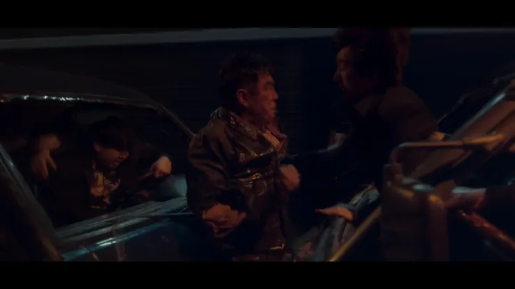 毫不猶豫朝張洙源要害攻擊的小弟們，似乎比起張洙源更泯滅人性。（Source: Disney+）