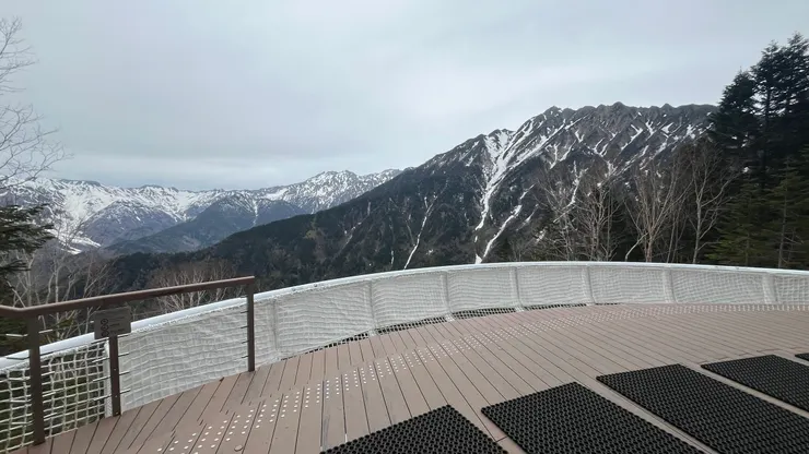 這已經是5月的場景，如果更早就被白雪覆蓋了。