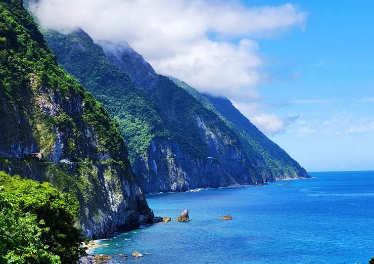 回程途中在清山斷崖觀景台眺望一下昨天登頂的清水山沒入太平洋的雄偉山勢