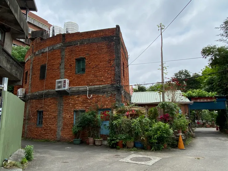 二層樓圓弧形的紅磚厝