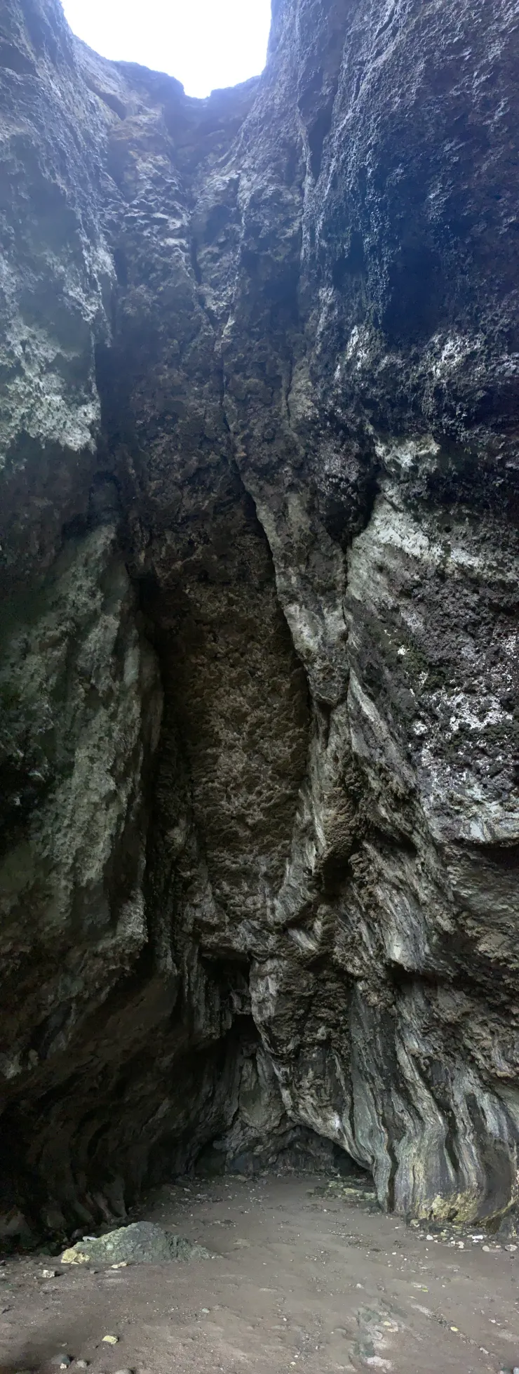 等嚮導拍完團體照之後，我馬上跟著拍了一張全景的岩洞，效果非常驚人