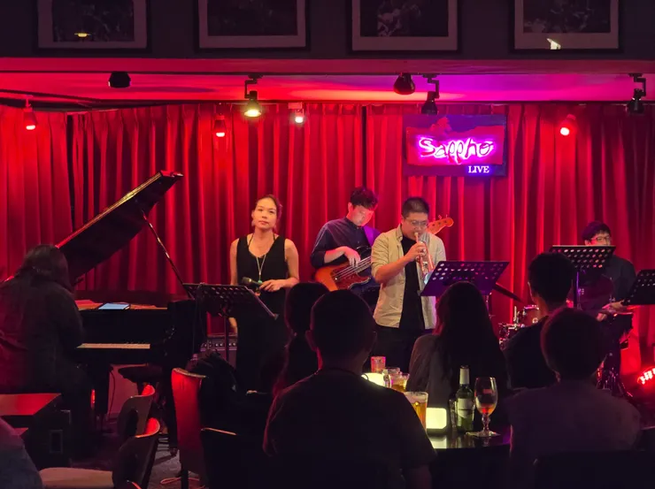 Friday night 跟朋友去 Jazz bar 發限時動態 → 我的緊箍咒 XD