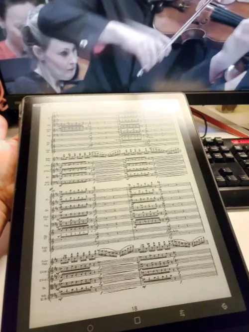 邊聽演奏邊看總譜