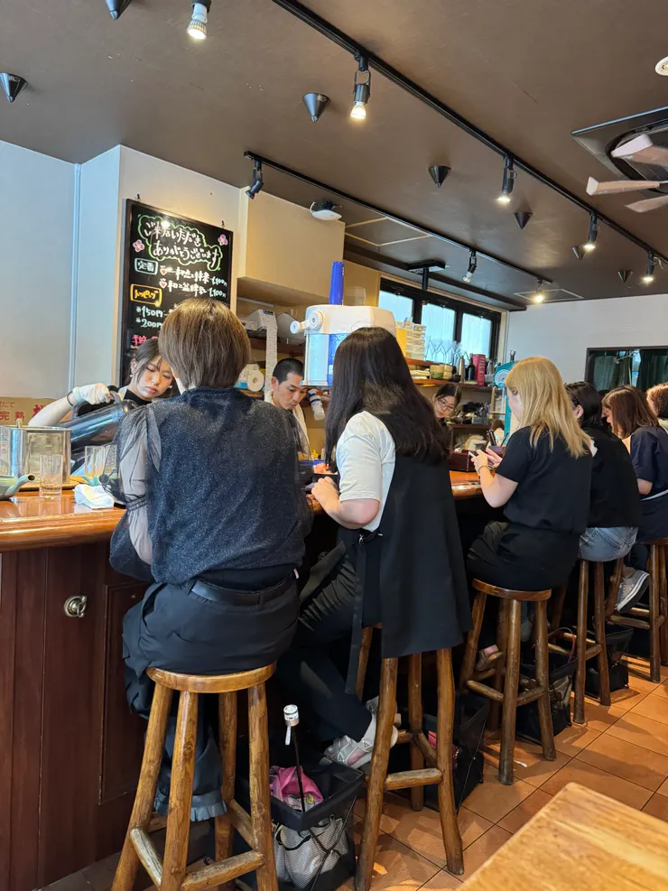 店內位置不是太多，一家小店，一人至少要點一碗喔