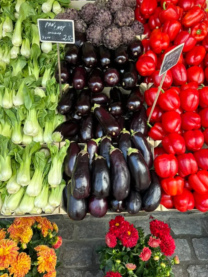 戶外有賣生鮮蔬果