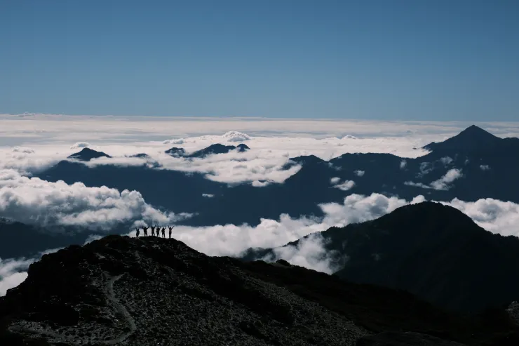 普讓我們先出發，他留在前一座山頭幫我們拍攝的大作，好愛