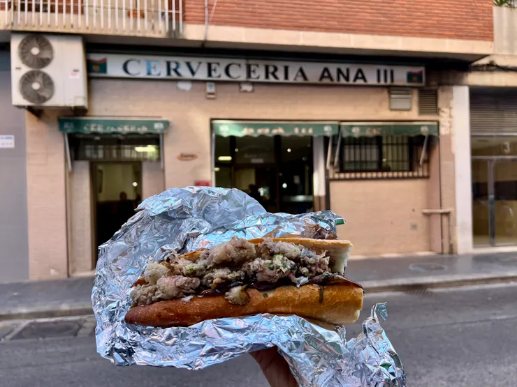 炸小卷、茄子和小綠椒三明治