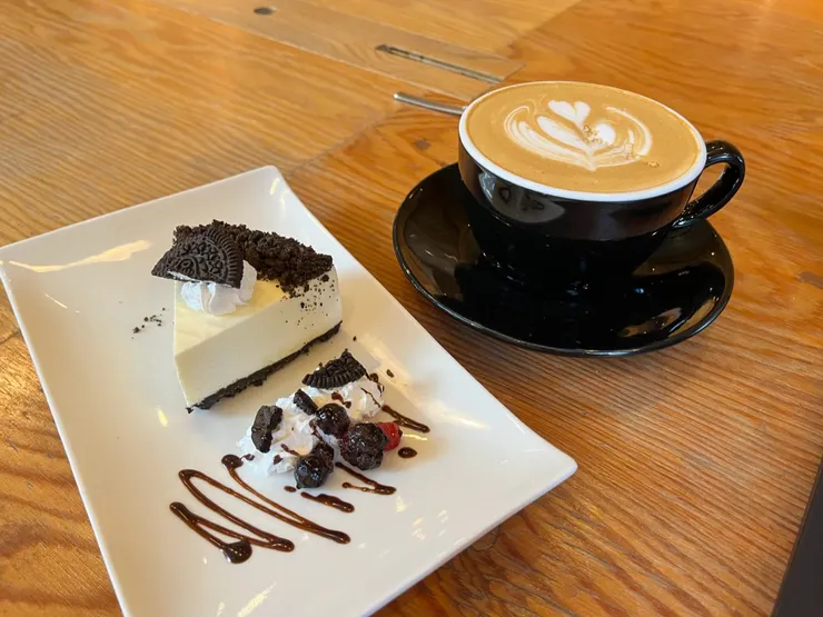 Oreo生乳酪蛋糕+榛果拿鐵。