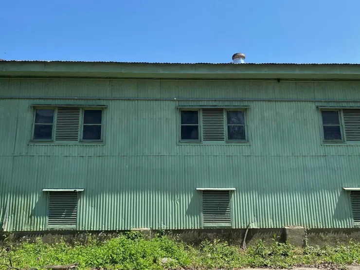 作為材料室使用的綠色倉庫（2025年，筆者拍攝）