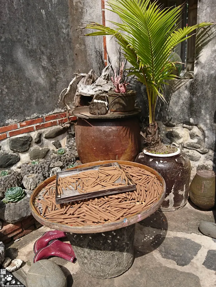 二崁 14 號的香舖正在曬香