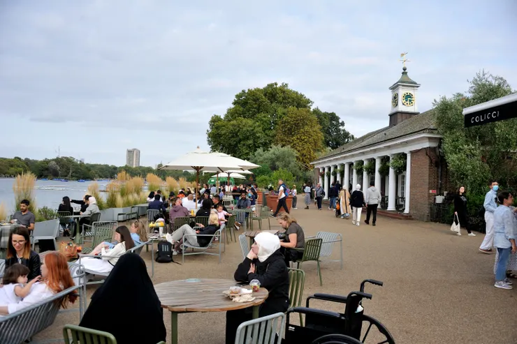【公園南側的Colicci Serpentine Lido咖啡廳】