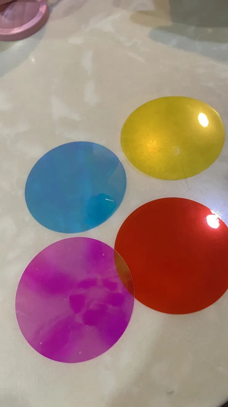 四片，軟軟的塑膠片