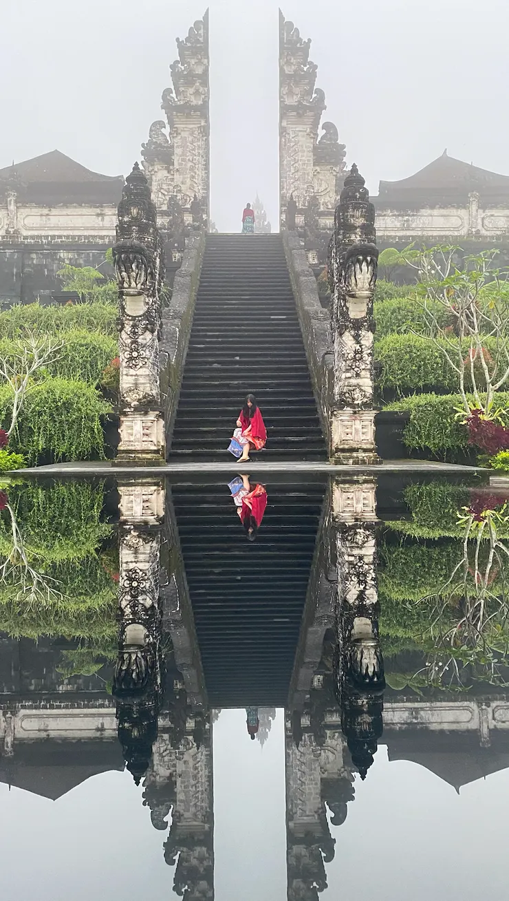 拍完天空之門別忘了下樓到天空之門下方,一樣有人在協助拍照。或者建議在排隊時,也許可以先離開到這邊拍照。