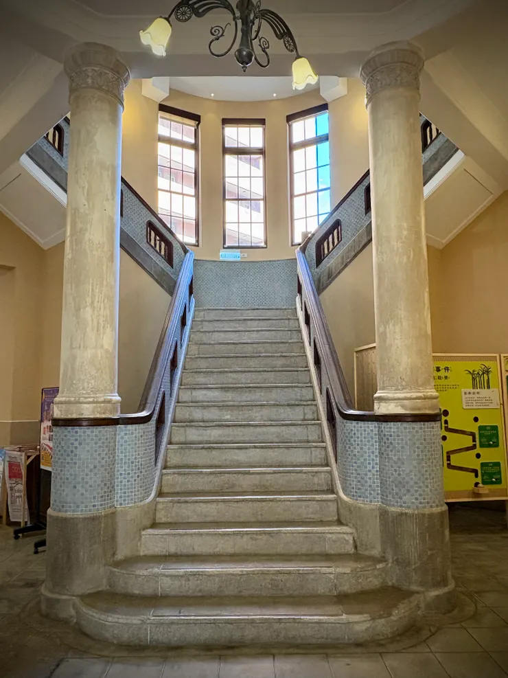一樓大廳，迎面而來的是造型優美典雅的Y字型日治時期官廳經典樓梯