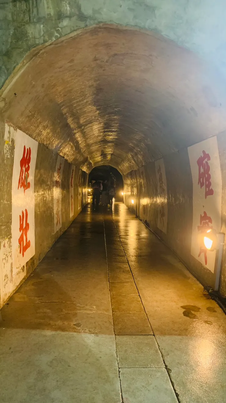 坑道內別有洞天。