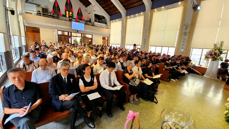 【追思禮拜，公司故舊到的即多，佔去會場一半以上。】