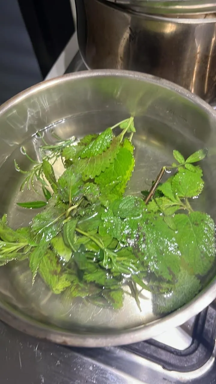 放入熄火的滾水中浸泡至味道釋出