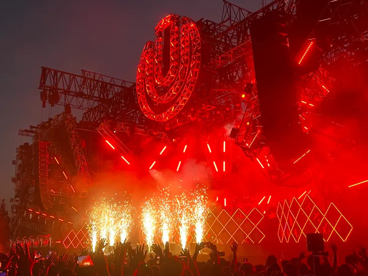 我站的位子自認還行，而且旁邊有圍欄阻隔人流跟倚靠，稍微舒服一些