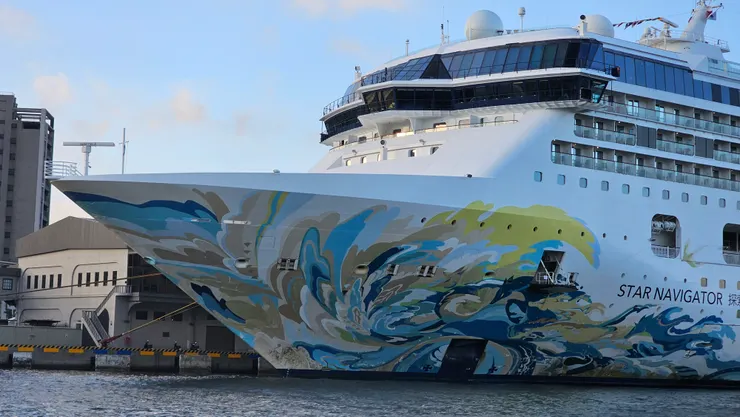 我在基隆港內港的海面上近距離拍攝麗星郵輪探索星號!過癮!