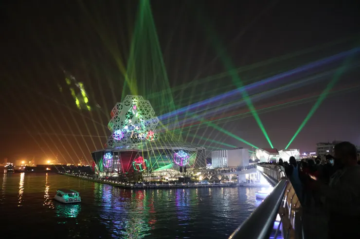 燈會期間經常擠滿拍照群眾的愛河橋