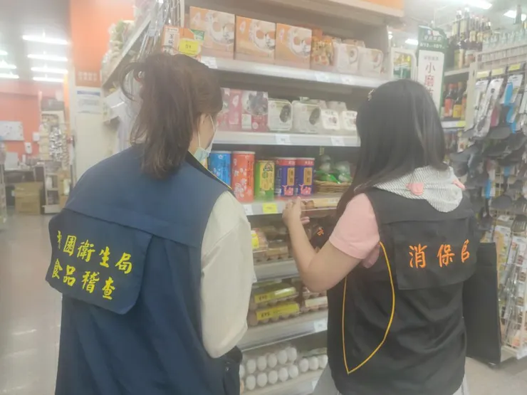消保官會和其他局處進行聯合稽查。圖：法務局提供
