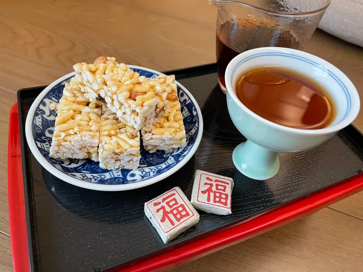 米通配上熟普洱茶（作者拍攝）