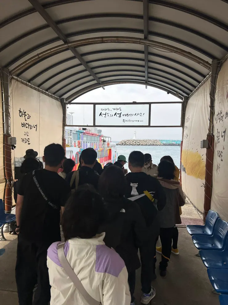 排隊等驗票搭渡輪