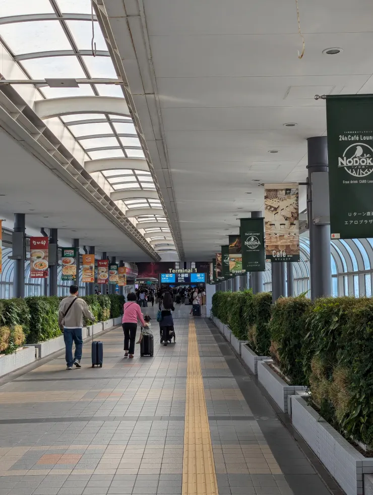 日航酒店所在的Aeroplaza和第一航廈間的連通道