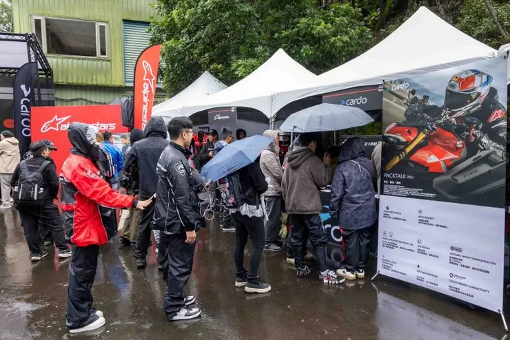 ▲現場品牌攤位皆推出特色互動闖關遊戲，民眾不畏細雨熱情排隊體驗。