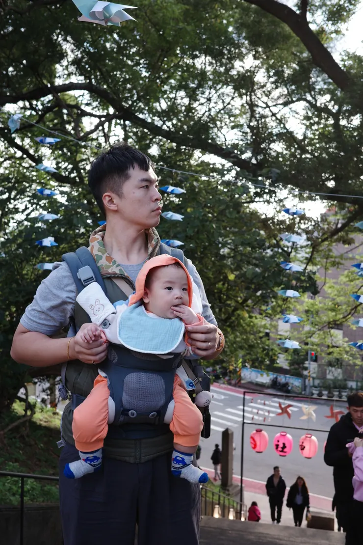 爸爸揹小孩