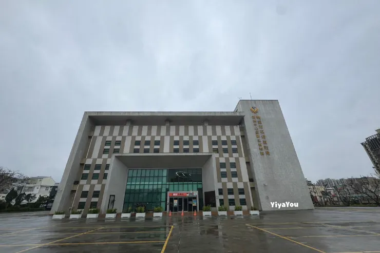 進入巷子眼前出現這個建築物就是了,有蠻大的停車場,但假日人潮較多可能還是得留意可能會沒位置(此張圖AI處理所以呈現無車的樣子)