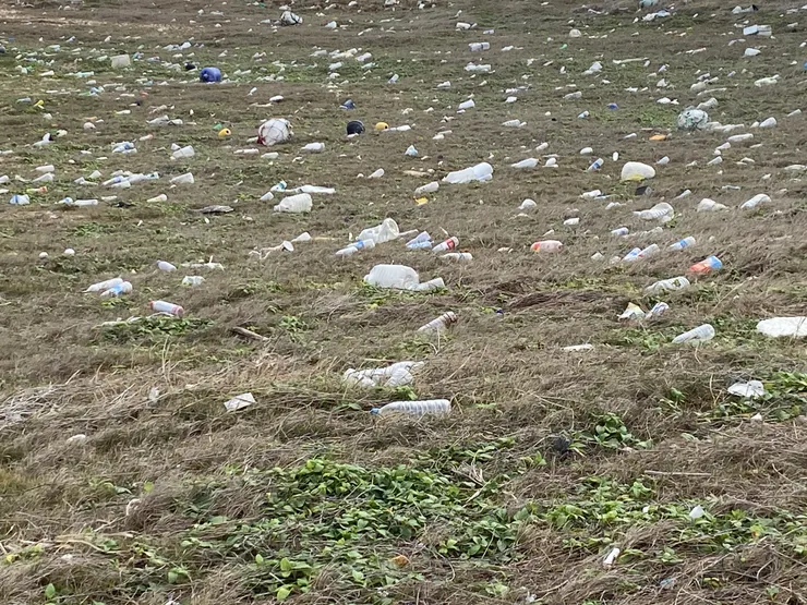空地上滿滿的塑膠垃圾