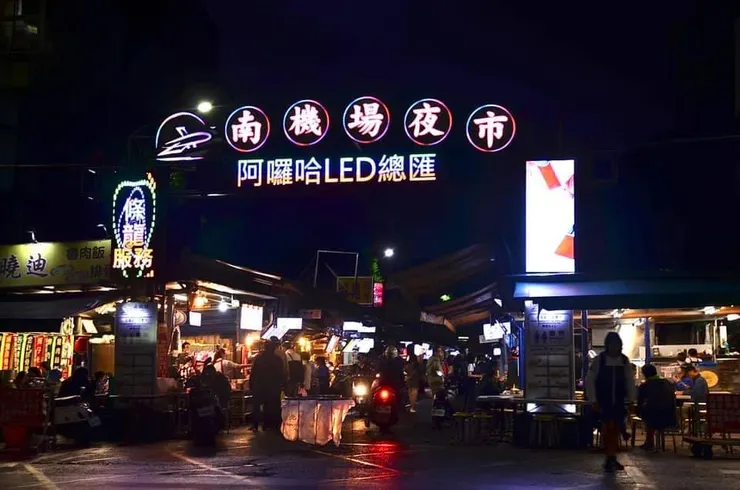 外国人より多分台湾人の方が多いローカル夜市