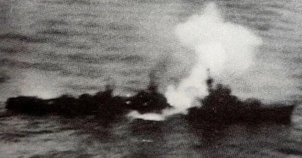 霞號被炸彈擊中著火