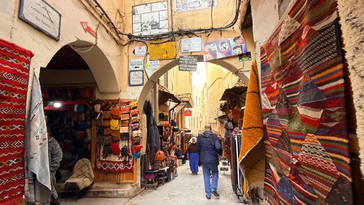 行進中不時出現叉路，務必要跟好隊伍。