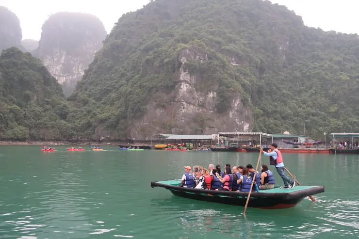 船速不快，但我覺得船夫很厲害，要划著一艘乘坐這麼多人的船