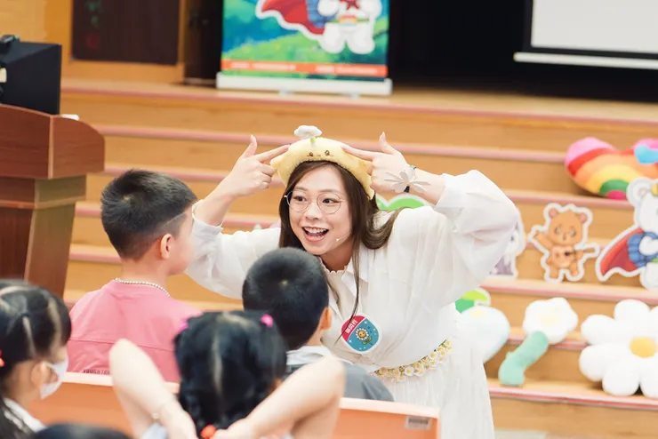 劉茜渝老師的「小黃菊」深受學生喜愛