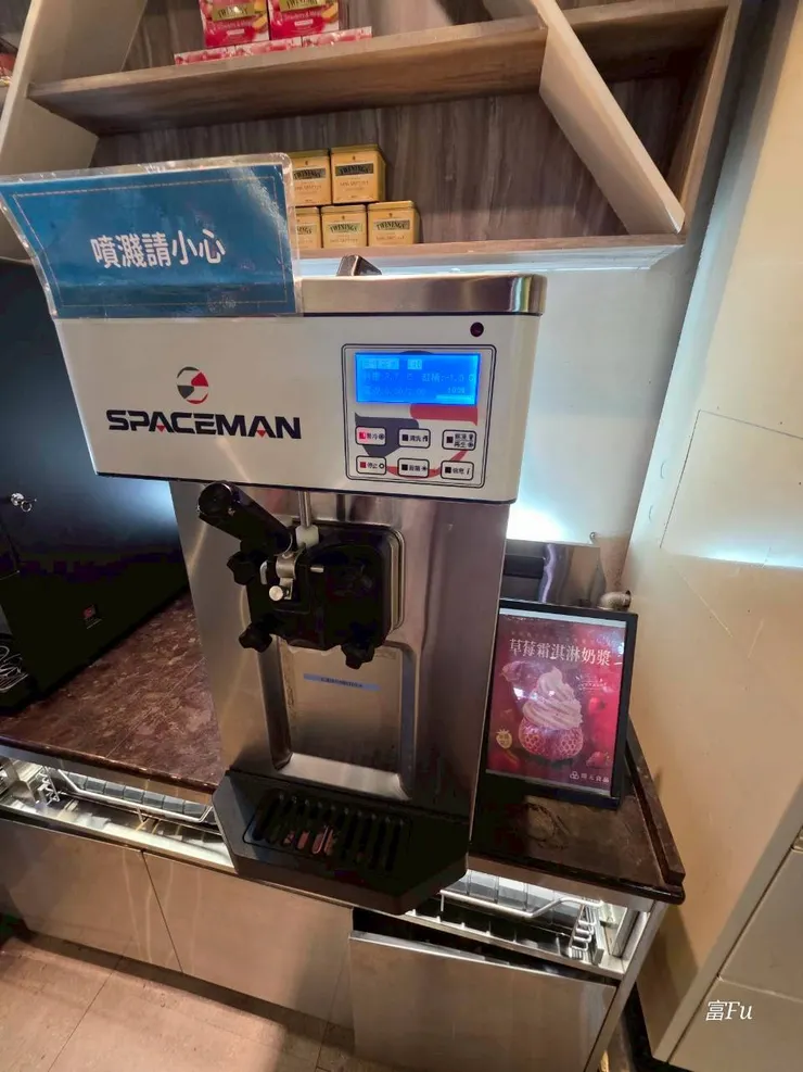 草莓霜淇淋。好吃!草莓與牛奶相輔相成,莓什麼化學感,旁邊還有脆皮甜筒,會想要吃第二個。