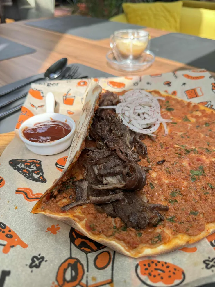 在咖啡廳吃午餐,薄餅+阿芙佳朵+服務費總共花了我80土庫曼馬納特