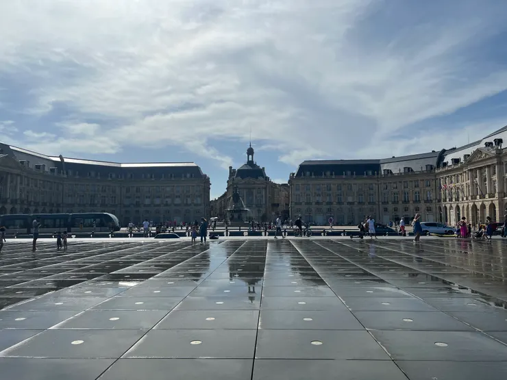 波爾多市區和巴黎有同樣的建築風格