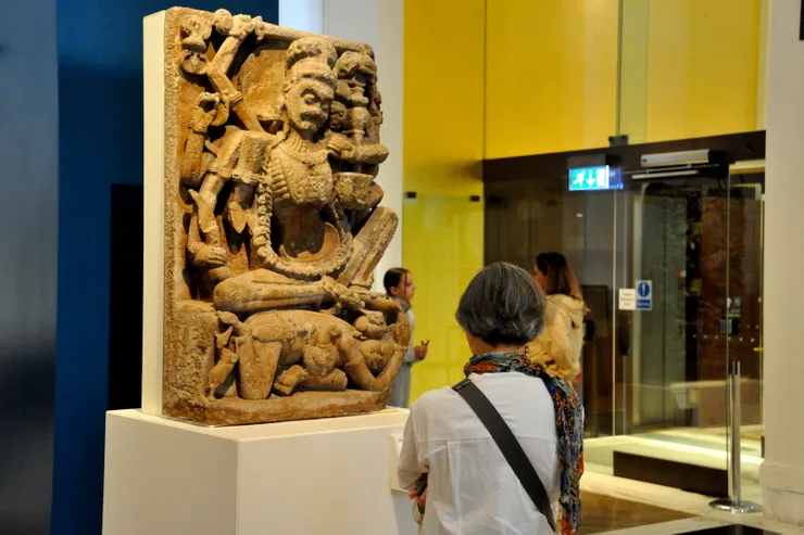 【中國與南亞展室，老婆觀賞石雕，這裡以中國古文物為主，但南亞諸國的也不少。】