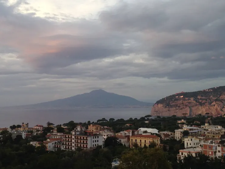 從入住飯店遠眺火山，將傍晚的這幅景色收進手機