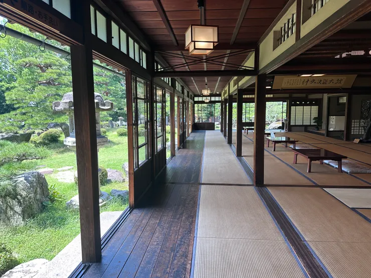 坐在寬闊的行館裡,看著外面的庭園,微風吹來,真的很舒服