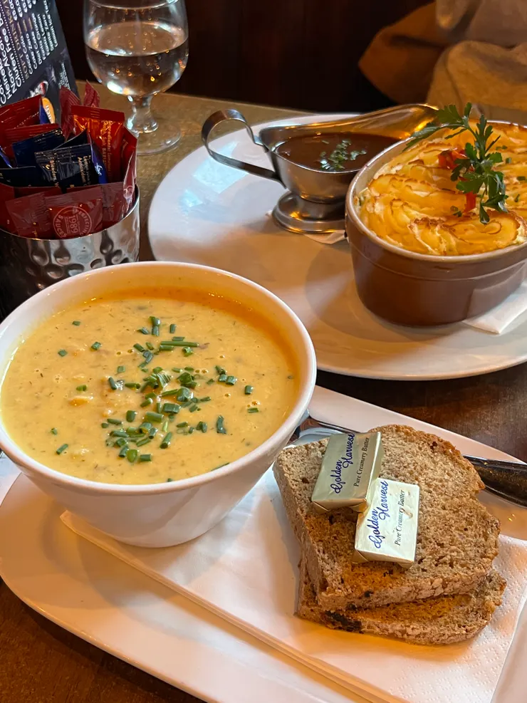 前景為愛爾蘭海鮮巧達湯(Irish Seafood Chowder)與附餐的蘇打麵包及奶油抹醬。( Joy 攝於 Old Mill Restaurant)