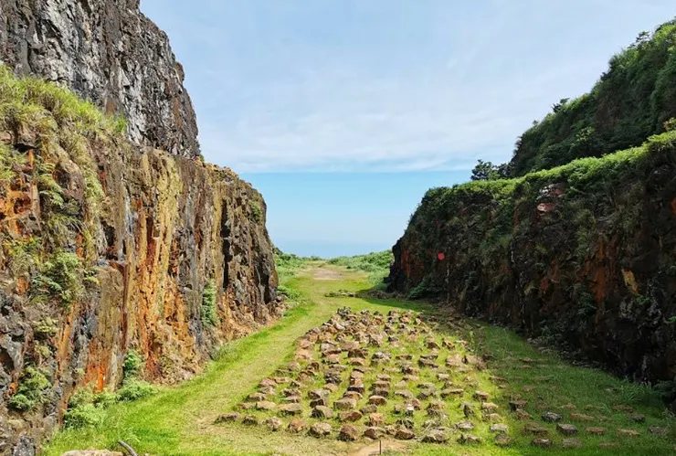 坐在石墩陣列上，往礦坑出口眺望，不時會有朵朵白雲飄過